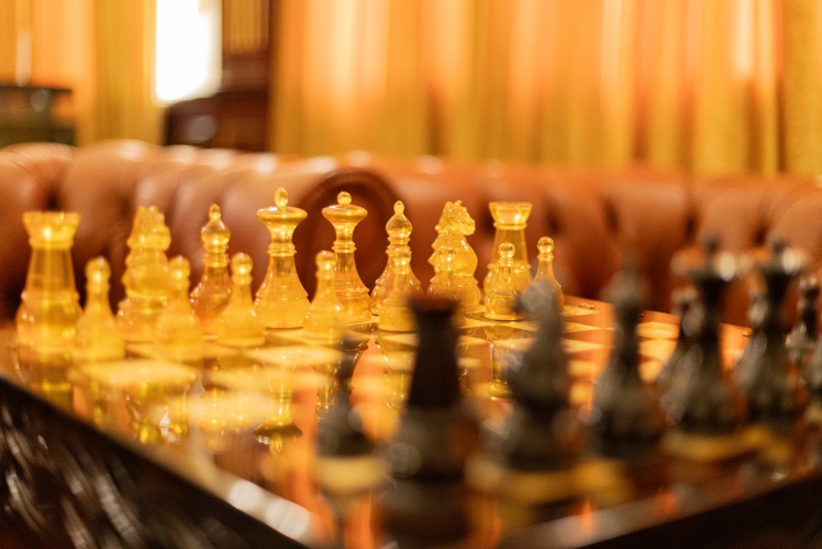 Велика шахівниця в кабінеті.