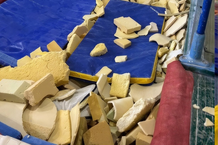 У квітні цього року віцепрезидентка Федерації гімнастики України Стелла Захарова опублікувала ці фото й написала, що в тренувальній залі в Кончі-Заспі немає базових умов для повноцінного тренувального процесу.