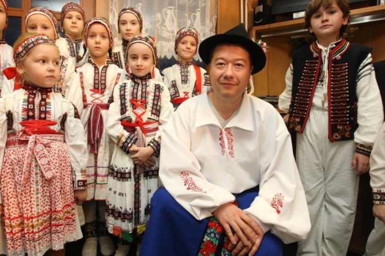 Після того, як Окамуру обрали сенатором від Злінського округу, він намагався залучити туди іноземних туристів. На фото він у традиційному костюмі виступає перед знімальними групами чотирьох найбільших японських телеканалів, 22 листопада 2012 року.