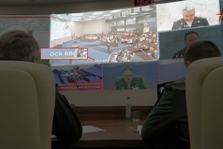 Кадр із сюжету російського телеканалу «Звезда». Монтажери забули замазати екрани штабної гри в Академії Генштабу РФ. Через цю помилку в ефірі засвітилися написи «ОСК ВВО» та «ТОФ» (Тихоокеанський флот), які й викрили, що генерали тренувалися керувати військами Східного військового округу.