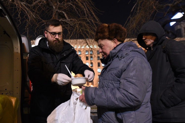 Роман з командою годують людей у центрі Києва, грудень 2019 року.