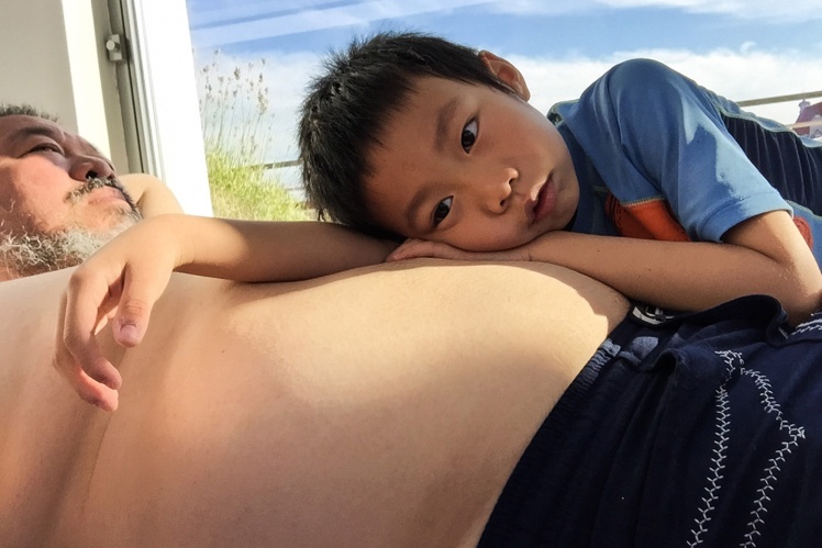 Ай Вейвей разом зі своїм сином.