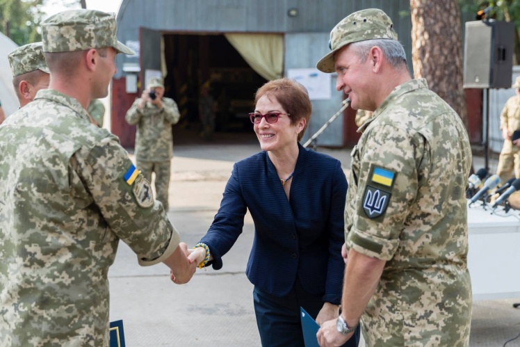 Посол США Марі Йованович під час церемонії передачі Збройним силам України радіолокаційних систем контрбатарейної боротьби та обладнання для обслуговування радарів, 17 серпня 2018 року.