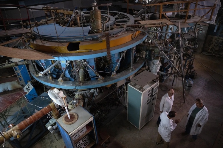 Науковці всередині Харківського фізико-технічного інституту — провідного ядерного наукового центру України.