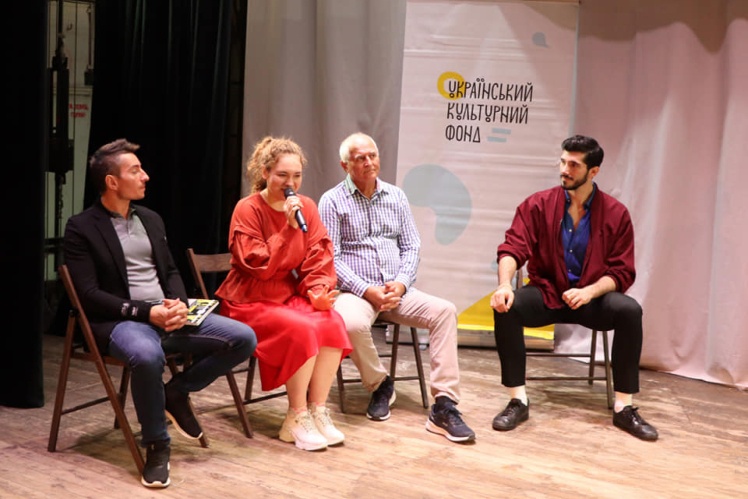 On the right in the photo is Evangelos Kosmidis.