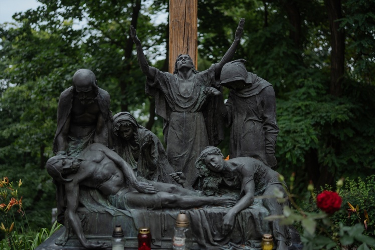 The commemorative sign "The Body of Jesus is Placed in the Tomb" is the 14th and final stop of the "Way of the Cross" at Askoldʼs Tomb.
