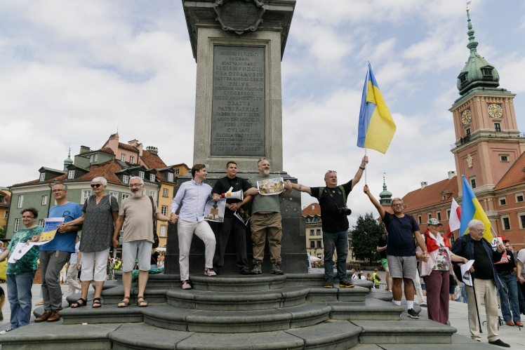 Близько 100 людей — поляків, українців і білорусів — зібралися 2 серпня біля Колони короля Сигізмунда на Замковій площі у Варшаві із закликами до солідарності та протидії агресії.