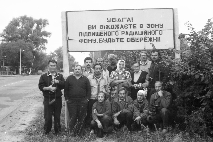 В експедиції в зону відчуження ходили лише групи Омеляшка — він набирав добровольців з усієї України. На фото Омеляшко в третьому ряду, перший зліва.
