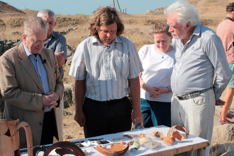 Бутягін (у центрі) на розкопках в  Мірмекії в окупованому Криму, 2014 рік.