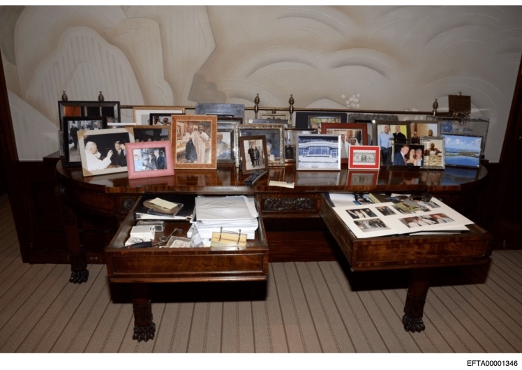 Фото Епштейна з Дональдом і Меланією Трамп на столі праворуч.