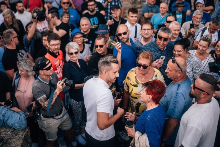 Люди чекали, щоб потиснути йому руку, обійнятися або сфотографуватися з ним.