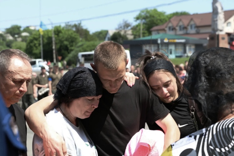 Олександр з мамою і своєю дівчиною Аліною на похороні.