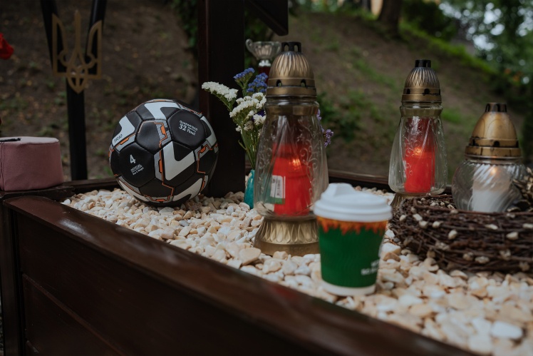 Things on Petrichenkoʼs grave.