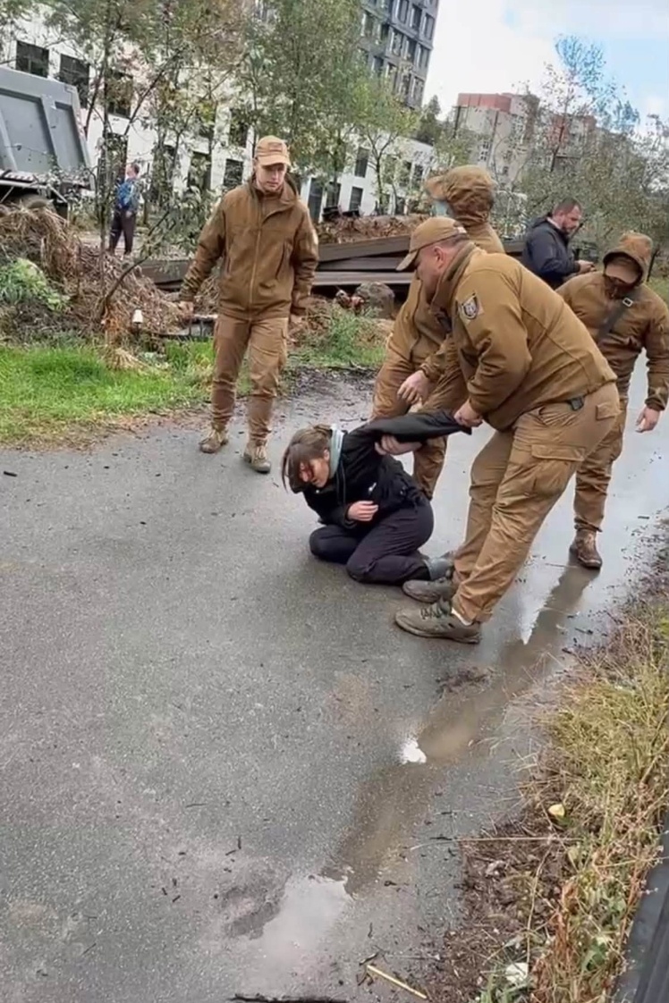 Співробітники «Муніципальної охорони» вивели Тетяну Трошкіну з будівельного майданчика, заламавши їй руку.