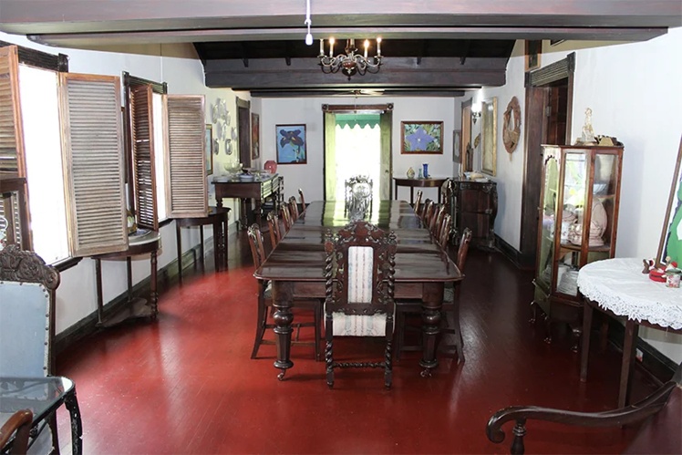 Так виглядала їдальня в маєтку Джонні Кеша та його родини.