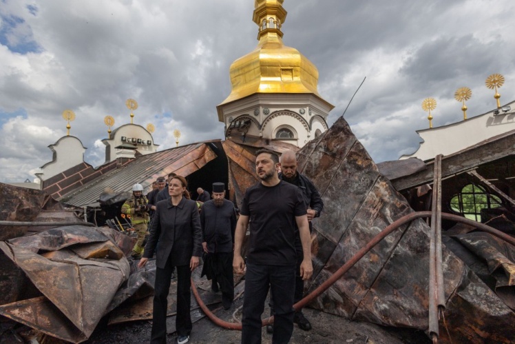 Володимир Зеленський на даху Успенського собору.