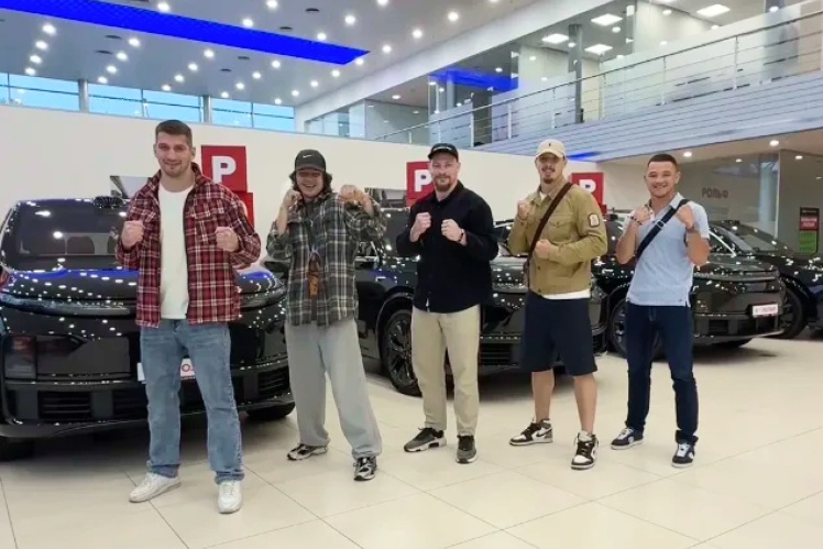 Кремльов і компанія «Рольф» подарували російським боксерам позашляховики Li Auto L7. На той момент найбільший автодилер Росії вже належав Кремльову.