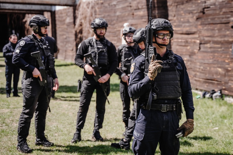 Їх тренували працювати в ситуаціях, коли є активний стрілець. Тепер так само тренуватимуть і патрульних поліцейських.