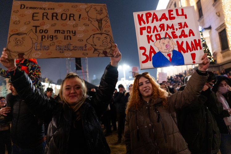 Наприкінці минулого року тисячі людей у Болгарії протестували через проєкт бюджету на 2026 рік, який передбачав збільшення податків та внесків на соціальне страхування.