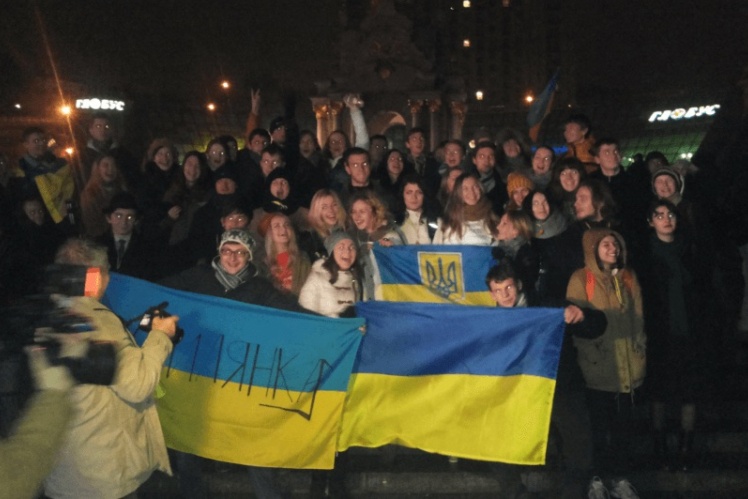 Перший вечір Революції гідності, 21 листопада 2013 року. Фото з сайту Національний меморіальний комплекс Героїв Небесної Сотні — Музей Революції гідності