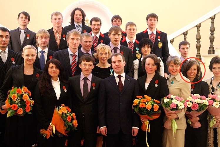 Тодішній президент Росії Дмитро Медведєв із чемпіонами та призерами Олімпіади-2010 у Ванкувері. На фото: Наталія Коростельова.
