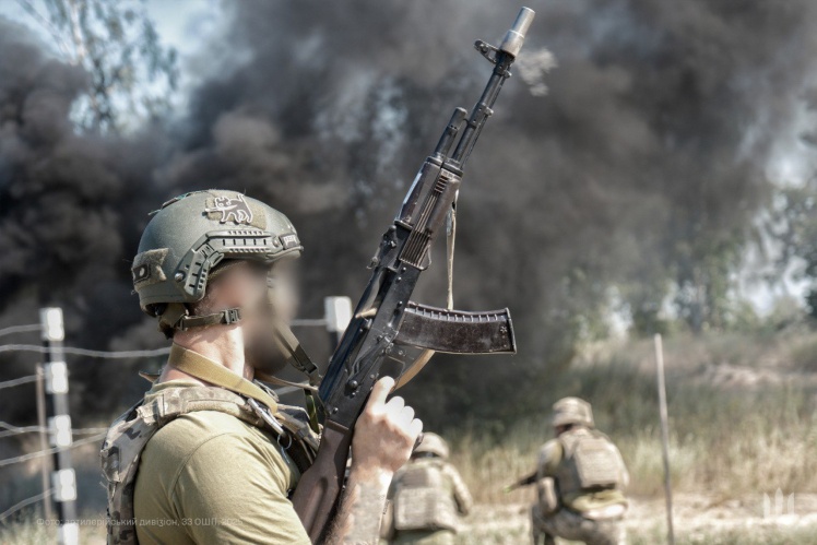 Новоприбулі артилеристи 33 штурмового полку долають смугу перешкод під час бойової підготовки.