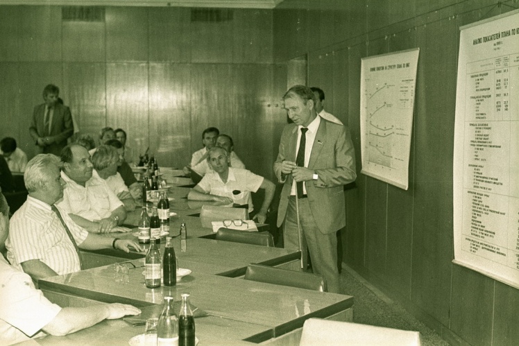 1991 рік: генеральний директор «Південмашу» Леонід Кучма розповідає про роботу заводу кандидату в президенти Леоніду Кравчуку.