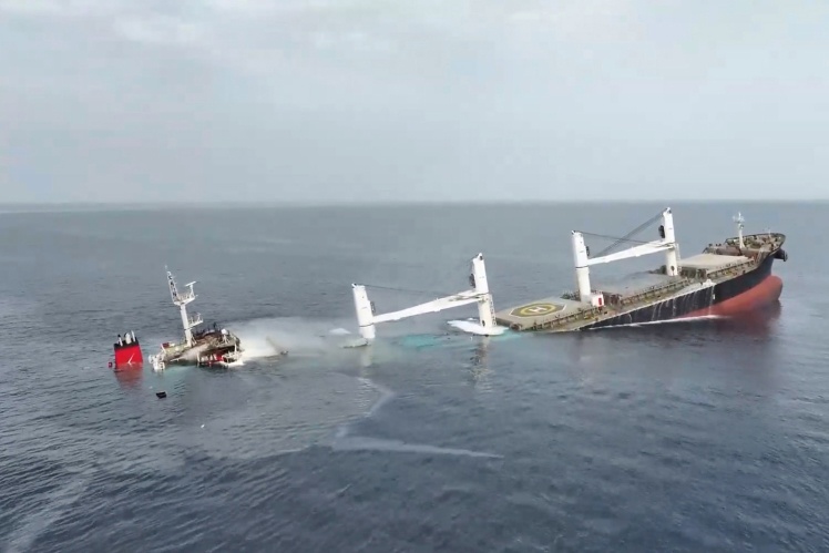 Суховантаж Magic Seas тоне в Червоному морі після атаки хуситів, липень 2025 року.