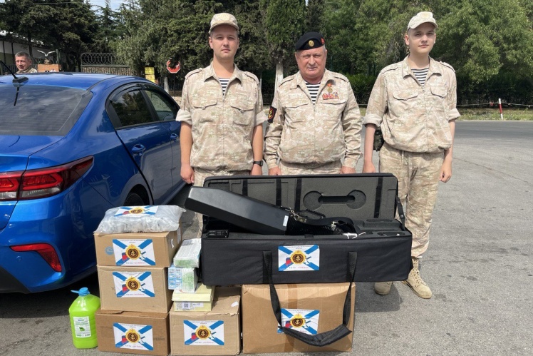 Батько Каміли Валієвої Валерій Рамазанов із «гуманітарною допомогою» для учасників «СВО», червень 2024 року.