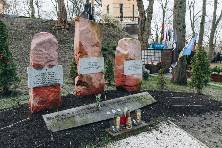 Меморіальні камені на честь загиблих в АТО. За 12 років війни в Києві не з'явилося іншого місця вшанування полеглих. Сюди приїжджають генерали Залужний, Сирський і багато військових.