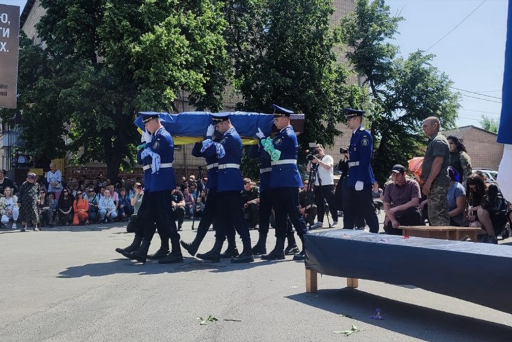 Поховали Вадима Бондаренка в місті Тальне, де він виріс і де живе його мама Олена.