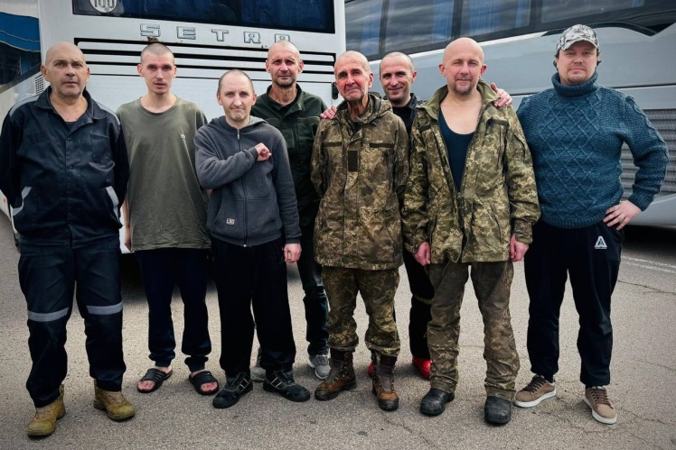 Колишній міський голова Херсону Володимир Миколаєнко, якого росіяни викрали у квітні 2022 року. Його звільнили з полону під час обміну 24 серпня 2025 року.