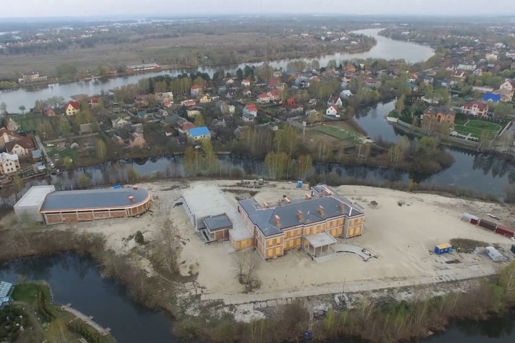 Першим про маєток Льовочкіна в комплексі «Золоті ворота» на початку 2015 року написав журналіст Сергій Лещенко.