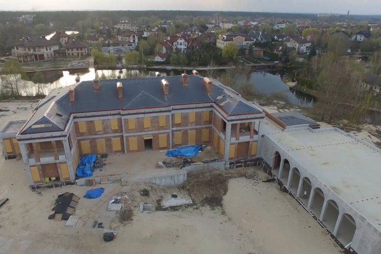 Ділянка, на якій звели будинок, належала сестрі Льовочкіна — Юлії Льовочкіній. До 1 грудня 2022 року вона була народною депутаткою України. Мандат склала добровільно «у звʼязку із сімейними обставинами».