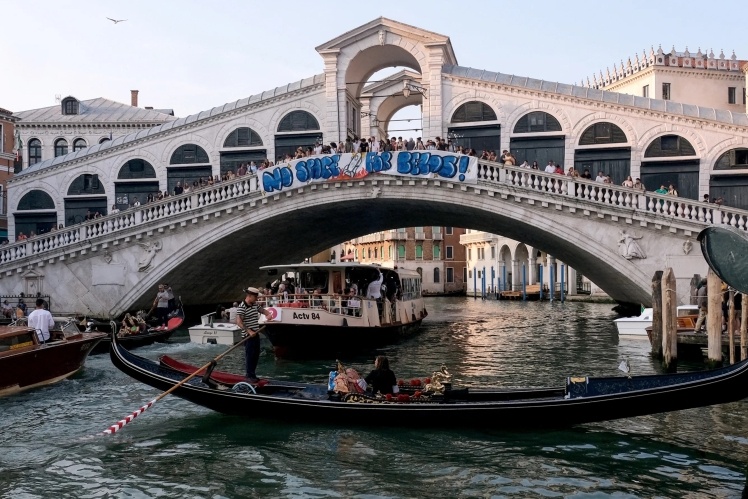Транспарант із написом «Немає місця Безосу!» на мосту у Венеції, 13 червня 2025 року.
