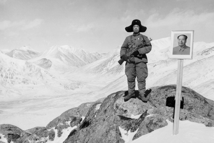 Китайський прикордонник поруч з портретом Мао на одній зі спірних ділянок радянсько-китайського кордону, квітень 1969 року.