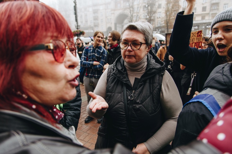 Одна з прихильниць Віталія Кличка (ліворуч) влаштувала суперечку з учасниками мітингу. Її заспокоювала поліція діалогу.
