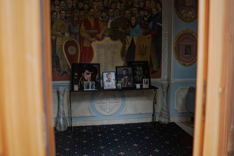 In the chapel are portraits of the fallen Heroes of Ukraine.