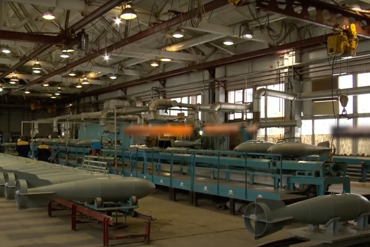 Цехи заводу ім. Якова Свердлова, де ФАБи наповнюють вибухівкою.