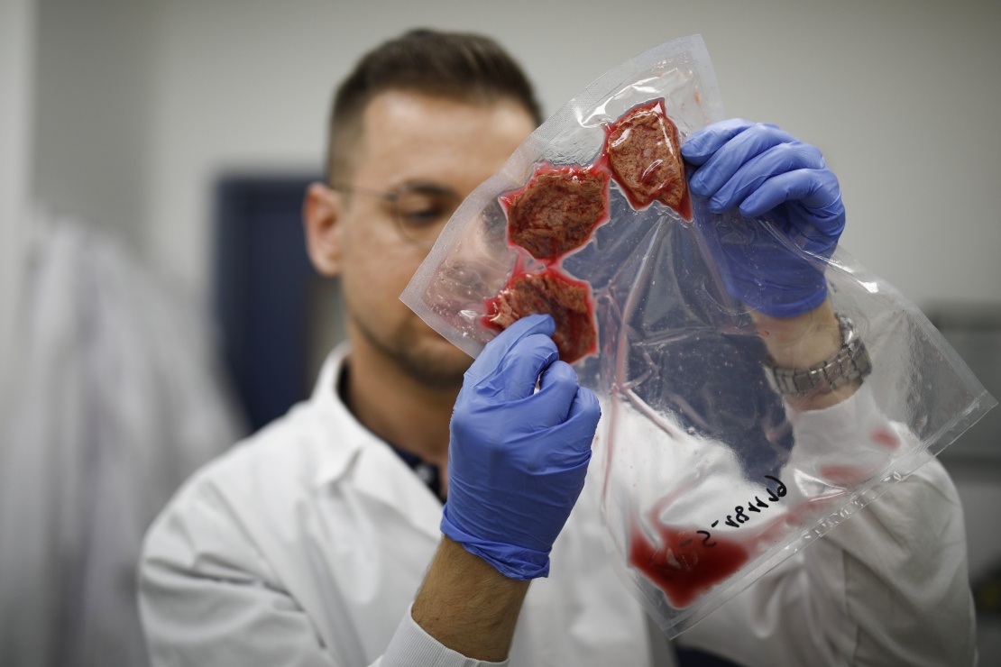 Інженер з харчових продуктів перевіряє склад штучного м'яса в лабораторії Redefine Meat Ltd, 19 листопада 2019 року.