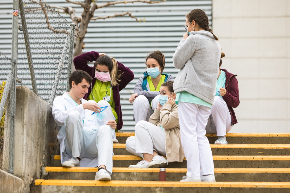 Персонал университетской больницы Пуэрта-де-Йерро в северо-западной части Мадрида во второй день чрезвычайного положения в Испании из-за коронавируса, 17 марта 2020 года.