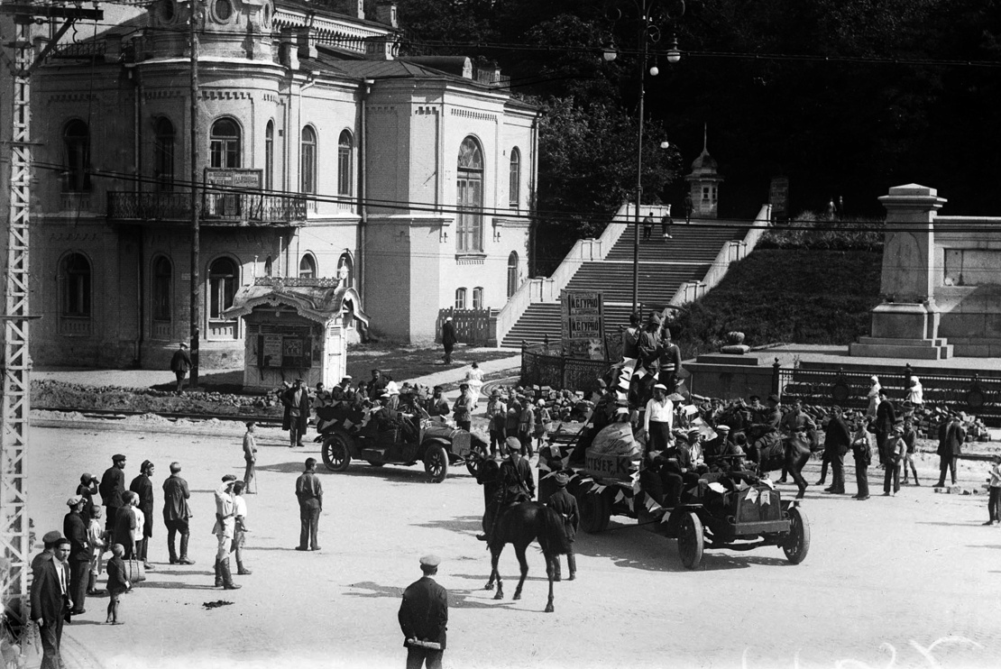 Дом пионеров (сейчас Национальная филармония Украины) и вход в Пролетарский сад (сейчас Крещатый парк возле Европейской площади), 1925 год.