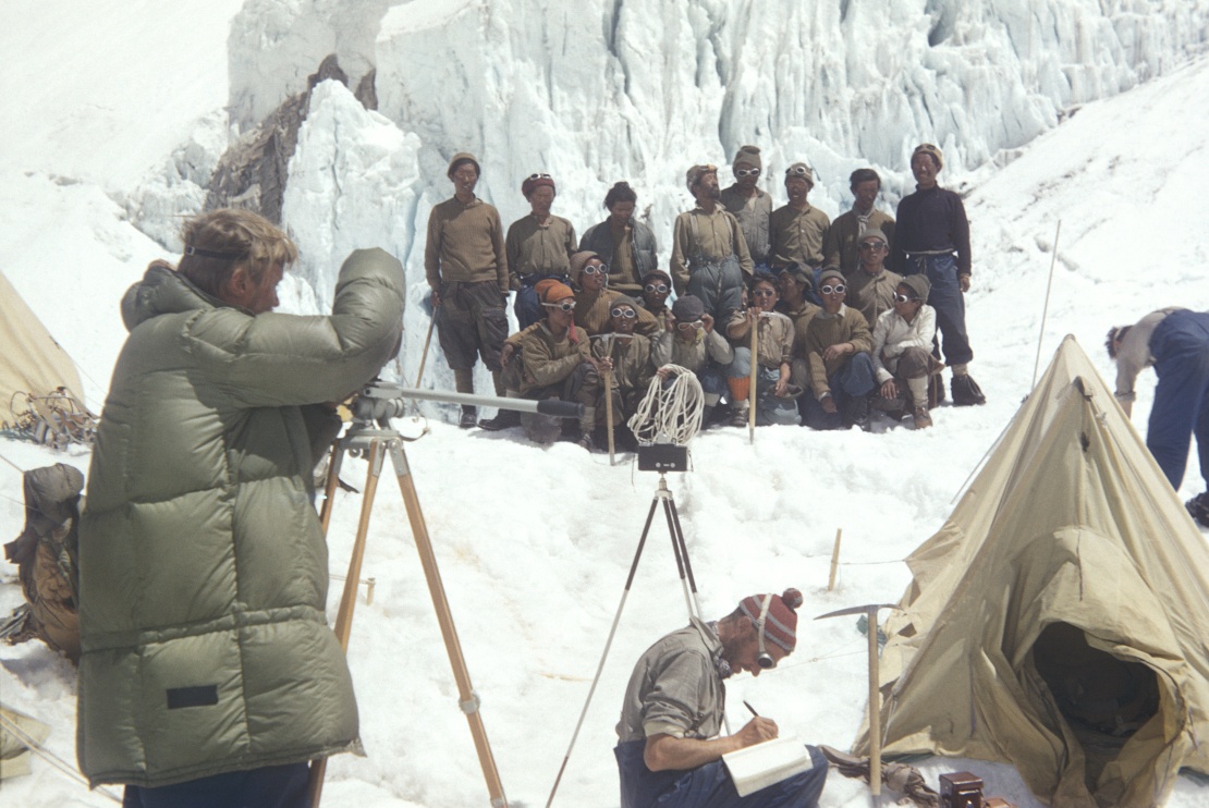 Том Стобарт та Альфред Грегорі фотографують шерпів протягом експедиції Джона Ханта на Еверест, Непал, 30 травня 1953 року.&nbsp;