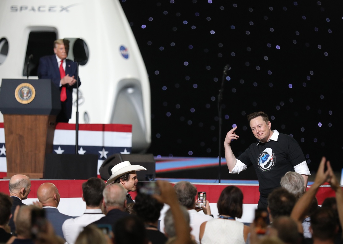 Президент США Дональд Трамп висловлює вдячність засновнику SpaceX Ілону Маску після успішного запуску ракети Falcon 9 з пілотованим кораблем Crew Dragon у Космічному центрі імені Кеннеді, 30 травня 2020 року.