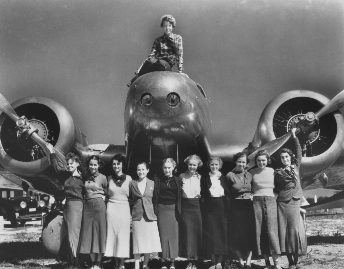 Амелія Ерхарт позує зі своєю Літаючою лабораторією та колегами в аеропорту Університету Пердью, 1936 рік.