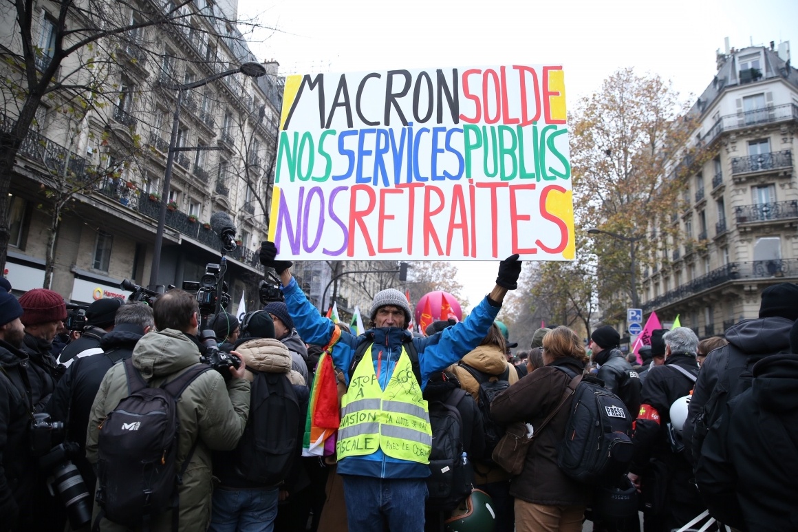 Протестувальник, який працює у залізничній компанії.&nbsp;Париж, 5 грудня 2019 року.