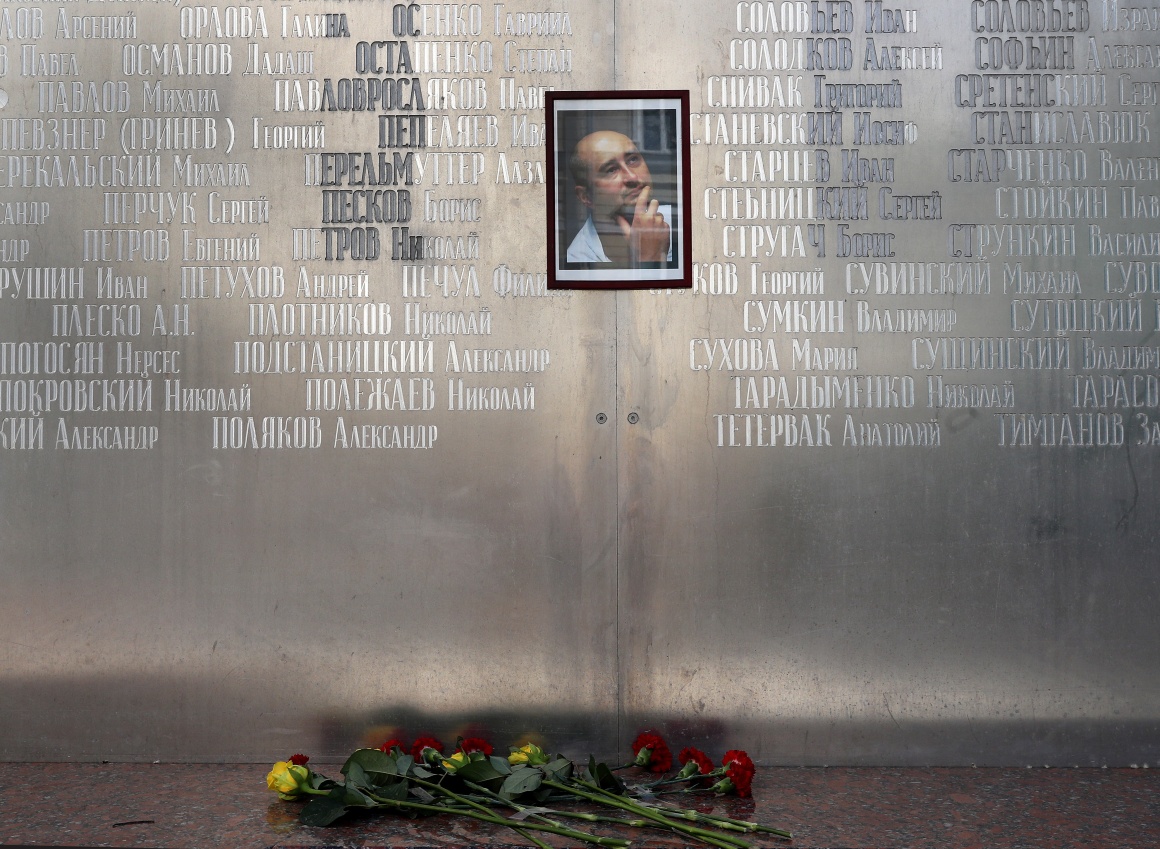 Портрет Аркадия Бабченко на мемориальной стене возле офиса российской «Новой газеты» после его «убийства».