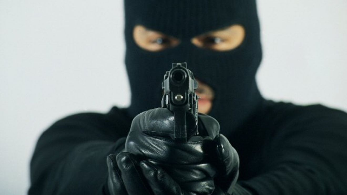 Абу бандит. Бандиты девяностых. Бандиты в масках с оружием. Бандит с автоматом. Вооруженные бандиты.