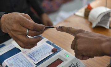 В індійському місті Бенгалуру виборцям пропонують безкоштовні пиво і таксі, аби ті прийшли голосувати