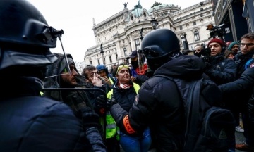 У Франції пʼяті вихідні поспіль протестують «жовті жилети», вже близько 100 затриманих